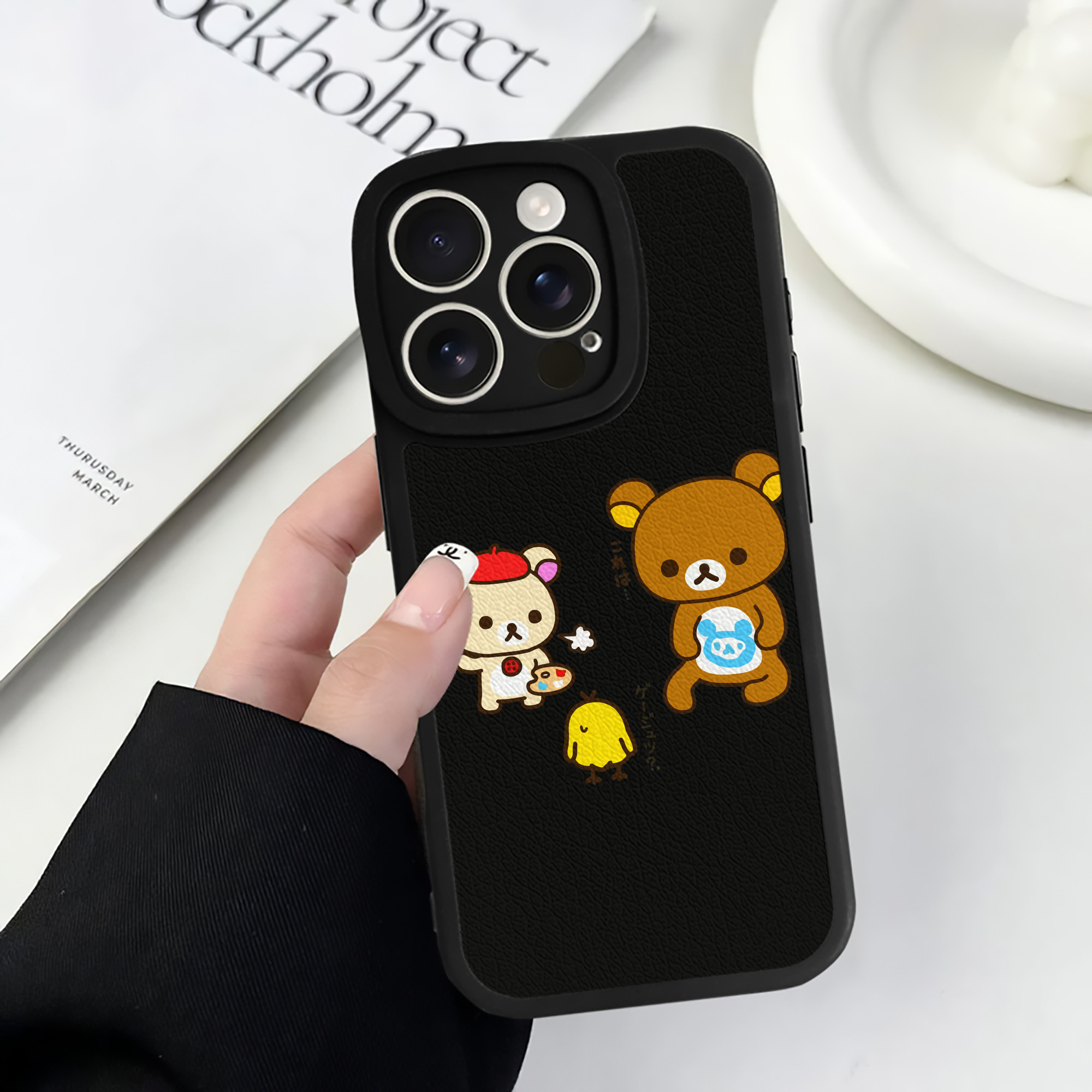（画像用） リラックマ リラックマ キイロイトリ Rilakkuma Korilakkuma Kiiroitori 【iPhone 16シリーズ対応】シリコンスマホケース（レザー調） 材質：シリコン